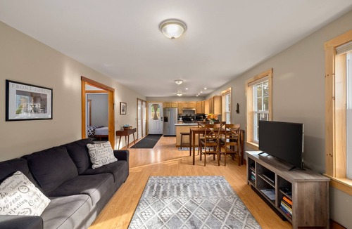 Jeffersonville House | Ski/Foliage Basecamp near Smuggs! 2 Living Areas & a King Suite