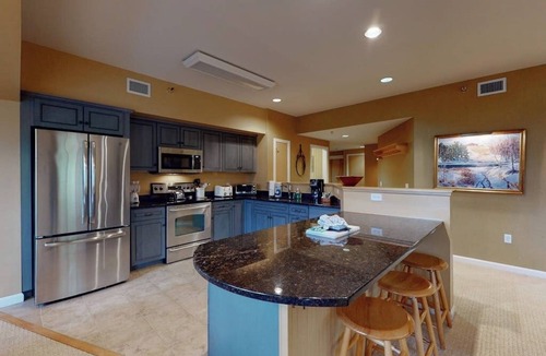 Jeffersonville Condo | Ski Getaway Near Hiking & Water Park with Mountain Views, Sunroom & WiFi