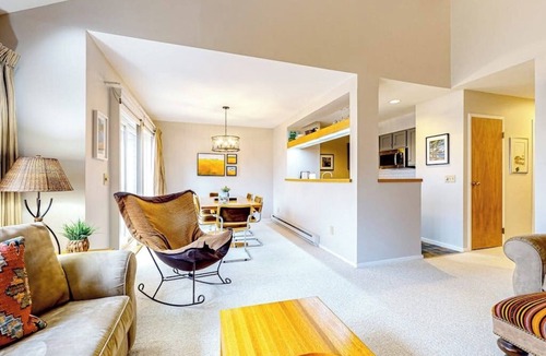 Warren Condo | Ski-in/out condo steps from the lifts/village with fireplace & mountain views