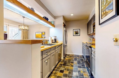 Warren Condo | Ski-in/out condo steps from the lifts/village with fireplace & mountain views
