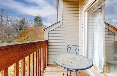 Warren Condo | Ski-in/out condo steps from the lifts/village with fireplace & mountain views