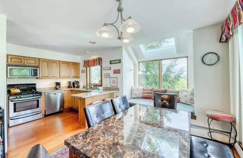 Killington House | Ski-in/out sunrise condo with pool & hot tub - great ski retreat