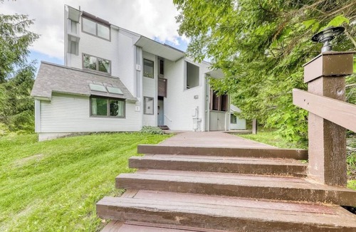Killington House | Ski-in/out sunrise condo with pool & hot tub - great ski retreat