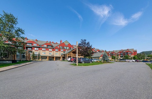 West Dover Apartment | Ski-In/Ski-Out ADA Studio w/Kitchenette!