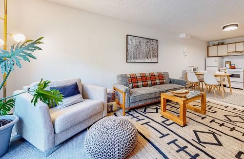 Londonderry Condo | Ski-in/ski-out condo with patio, gym, game room & mountain view