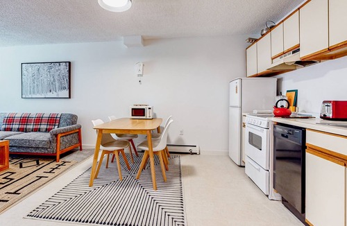 Londonderry Condo | Ski-in/ski-out condo with patio, gym, game room & mountain view