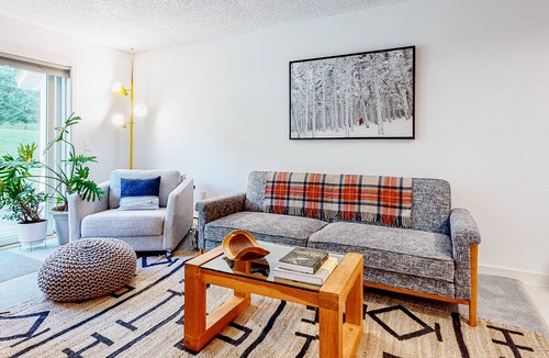 Londonderry Condo | Ski-in/ski-out condo with patio, gym, game room & mountain view