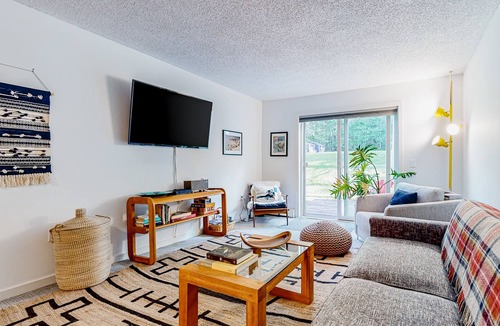 Londonderry Condo | Ski-in/ski-out condo with patio, gym, game room & mountain view