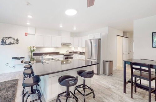 Warren Condo | Ski-in/ski-out condo near the slopes with pool, fast WiFi & garden-level patio