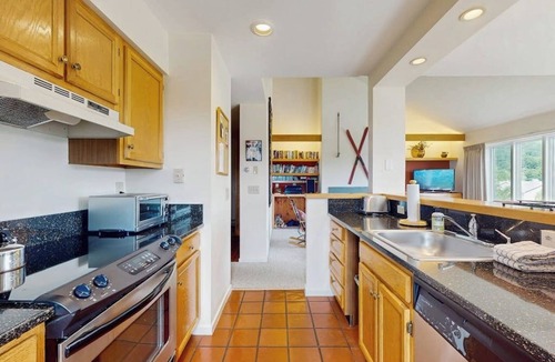 Warren Condo | Ski-in/ski-out condo w/balcony, mountain and valley views, pool, fireplace
