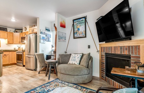 Warren Condo | Ski-In/Ski-Out Condo with Fireplace, Fast WiFi, Washer/Dryer & Seasonal Pool