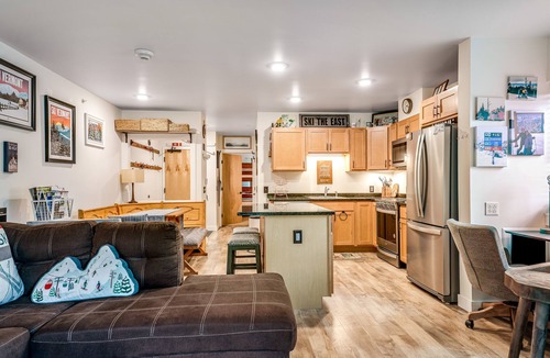 Warren Condo | Ski-In/Ski-Out Condo with Fireplace, Fast WiFi, Washer/Dryer & Seasonal Pool