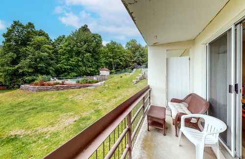 Warren Condo | Ski-in/ski-out condo with mountain view, seasonal pool