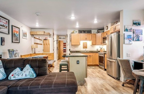 Warren Condo | Ski-In/Ski-Out Condo with Fireplace, Fast WiFi, Washer/Dryer & Seasonal Pool