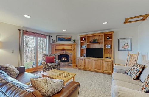 North Troy Apartment | Ski in Ski out Jay Village 422B