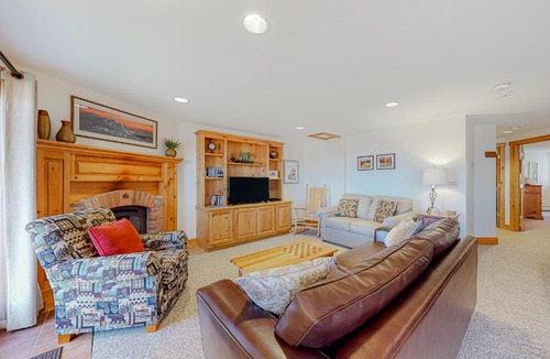 North Troy Apartment | Ski in Ski out Jay Village 422B