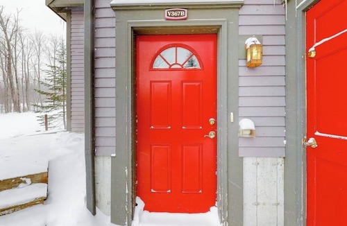 North Troy Condo | Ski-in/ski-out mountain-view condo next to Grammy Jay trail w/board games, W/D