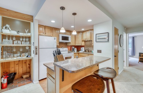 Warren Condo | Ski-In/Ski-Out Second-Floor Condo w/Free WiFi, Mountain Views, & a Shared Pool