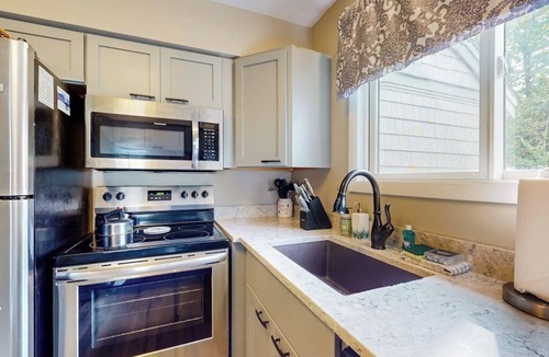 Jeffersonville Condo | Ski-in/ski-out third-floor condo, lift views, pools, fireplace, balcony, & Wifi