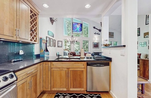 Stratton Mountain House | Ski-in/ski-out townhouse w/trail access, fireplace, balcony, pool, hot tub