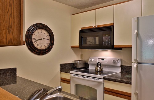 Killington Condo | Ski You Later, Alligator Condo with Mountain Views on Shuttle Route