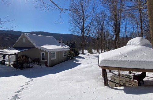 Dorset House | Skiing house Serene 3-bedroom house with AC in charming Dorset