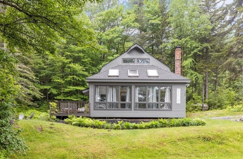 Newbury House | Skytop House - Charming 4 Season Getaway-Sleeps 6