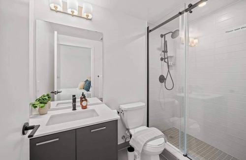 Harwood Hotel | Sleek and Comfortable 3BR Suite with Parking