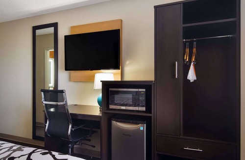Erie Hotel | Sleep Inn Erie near Sports Center