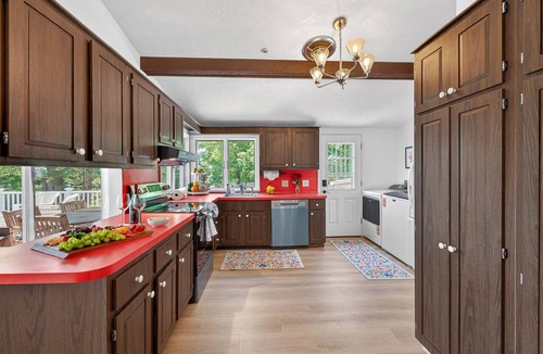 Greenbush House | Sleeps 10- Walk to Beach + Firepit + Dog Friendly