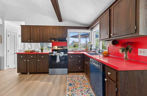 Greenbush House | Sleeps 10- Walk to Beach + Firepit + Dog Friendly