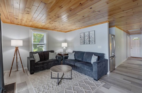 West Eaton House | Sleeps 12, Beautiful Lakefront Getaway - Private Dock, Colgate Weekend Favorite