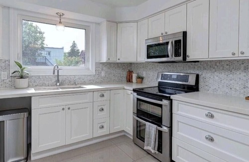 The Queensway House | Sleeps 14 15 Min to World Cup & Downtown