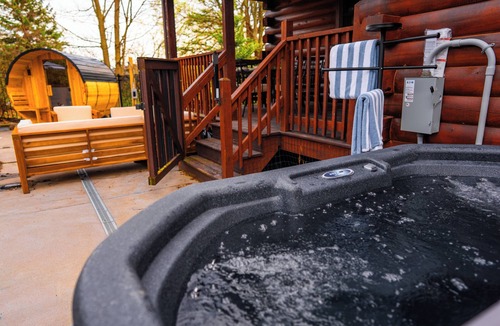 Tully Cabin | Sleeps 15, Heated Pool, Hot tub, Barrel Sauna, Full Game Room and amazing views!