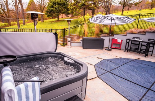 Tully Cabin | Sleeps 15, Heated Pool, Hot tub, Barrel Sauna, Full Game Room and amazing views!