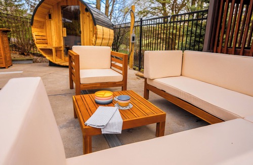Tully Cabin | Sleeps 15, Heated Pool, Hot tub, Barrel Sauna, Full Game Room and amazing views!