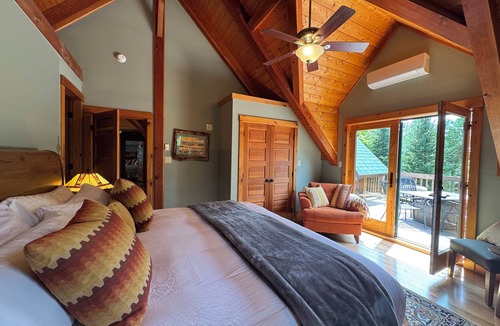 Lake Placid Cabin | Sleeps 20! Minutes to Main St & Lakes HotTub PoolTable Pingpong FirePit AC
