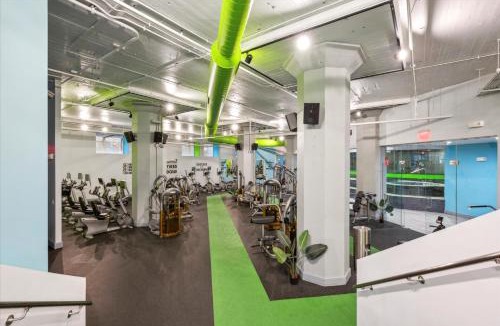 Newbold Apartment | Sleeps 4! 2BR, Gym, Paid Parking, Close to Major Attractions