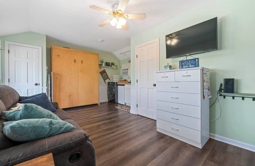 Laconia House | Sleeps 6, 2 Bath, Large Private Deck, Beach & Pool