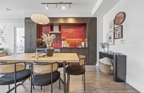 Toronto Entertainment District Condo | Sleeps 6-Luxury King Beds | Events & Free Parking