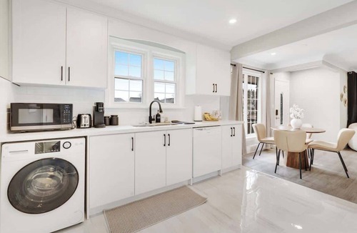Niagara Falls House | Sleeps 8 Spacious 4BR Retreat Near Falls