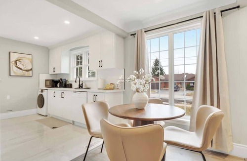 Niagara Falls House | Sleeps 8 Spacious 4BR Retreat Near Falls