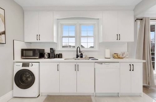 Niagara Falls House | Sleeps 8 Spacious 4BR Retreat Near Falls