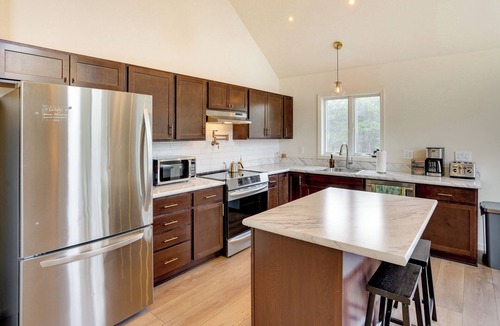 Athens Cottage | Sleepy Hollow Lake Home w/Deck, Pool Access!