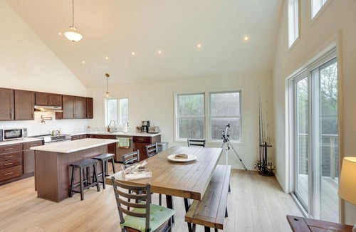 Athens Cottage | Sleepy Hollow Lake Home w/Deck, Pool Access!