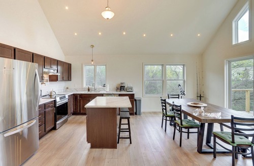 Athens Cottage | Sleepy Hollow Lake Home w/Deck, Pool Access!