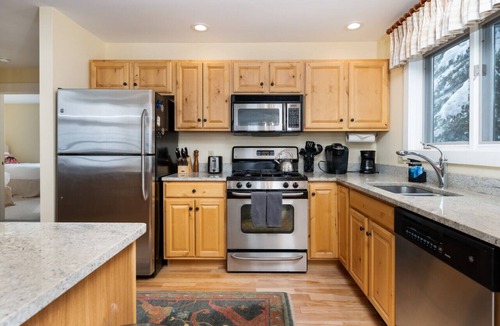 Killington House | SlopeSide- Pool, Grill, Hot tub, Views!