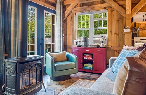 Bethel Cabin | Slow Mornings Hot Tub Nights Dogs Welcome