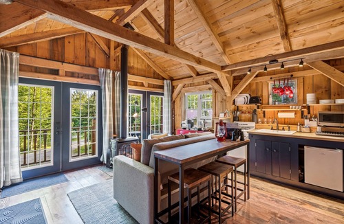 Bethel Cabin | Slow Mornings Hot Tub Nights Dogs Welcome
