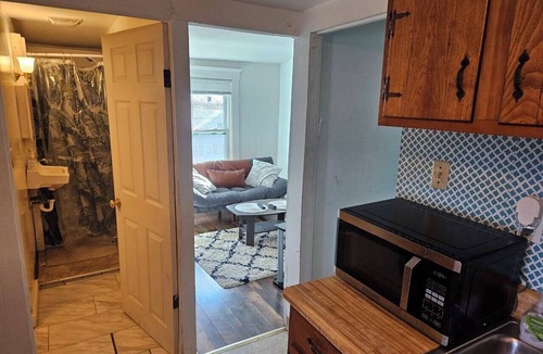 Eastside Apartment | Small Eastwood 1 bedroom apartment with WiFi, parking, and AC on the 3rd floor